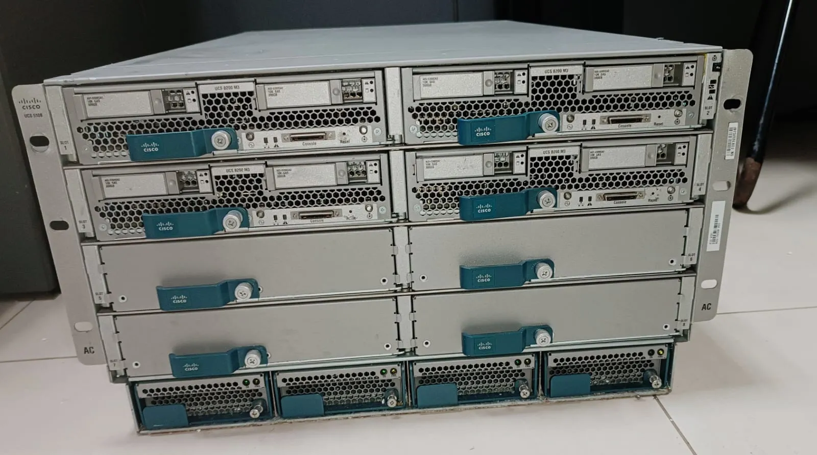 Servidor Blad Cisco UCS-5108 2x UCS-IOM N20-C6508 - UCS B200 M3