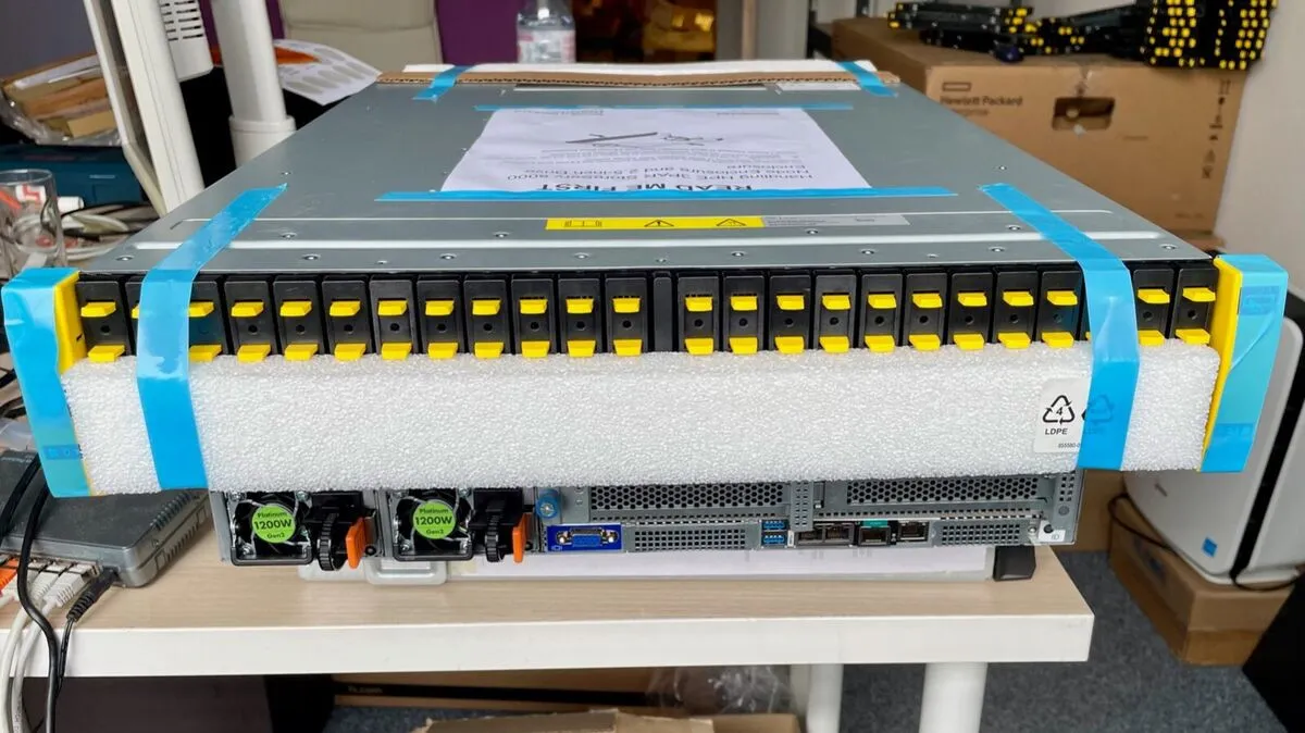 H6Y97B-CHASSIS HPE 3PAR STORESERV 8440 24*SFF 0*CONTROLLERS 2*PSU